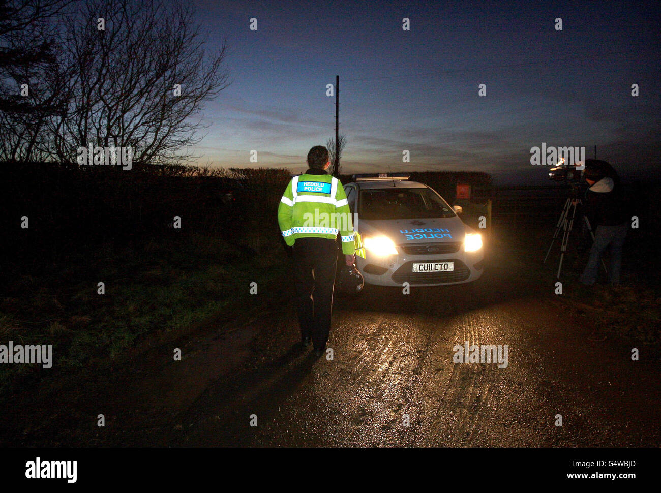 I servizi di emergenza e i media frequentano la scena vicino a Long Mountain, vicino a Welshpool, dopo un incidente aereo leggero, uccidendo due persone. Foto Stock