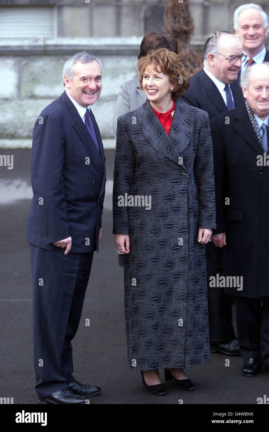 Il Presidente d'Irlanda Mary McAleese è accolto da Taoiseach Bertie Ahern al suo arrivo alla Leinster House di Dublino, dove darà il suo discorso del Millennio ad entrambe le case dell'Oireachtas (Parlamento). Foto Stock