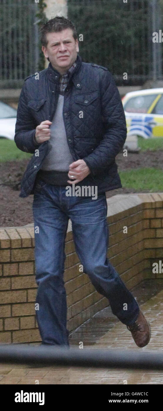 Brian Shivers, 46 anni, da Sperrin Mews, Co Londonderry, arriva a Antrim Court, dove è accusato dell'assassinio di Sappers Mark Quinsey e Patrick Azimkar. Foto Stock