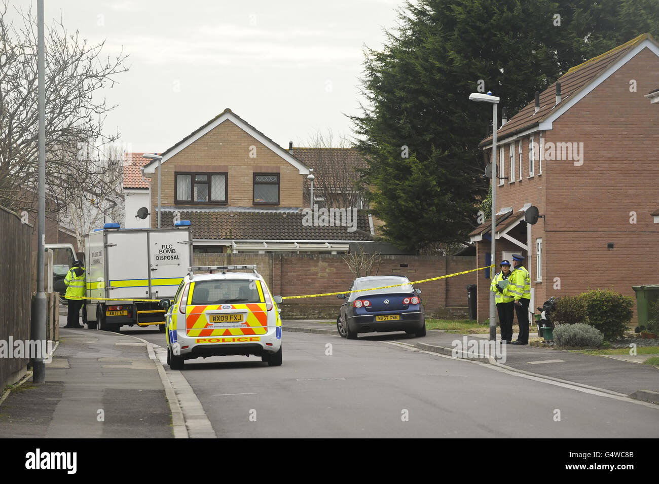 Polizia e un esercito RLC Bomb Disposal team sulla scena su Beatty Way, Burnham on Sea nel Somerset, dove un cordone è stato messo in atto intorno a una casa sulla strada dopo che la polizia ha arrestato un uomo ai sensi del Explosives Act. Foto Stock