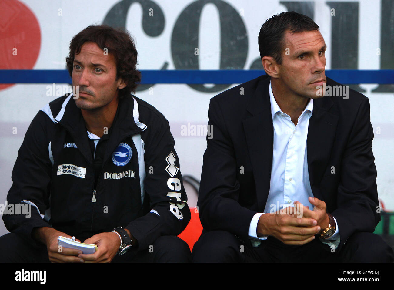 Brighton & Hove Albion manager Gus Poyet (a destra) e assistente direttore Mauricio Taricco Foto Stock