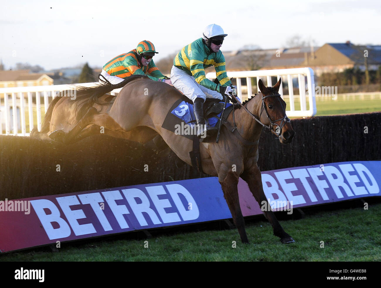 Hopeful Start guidato da Richie McLernon vincere il wetherbyracing.co.uk handicap Chase al Wetherby Racecourse. Foto Stock