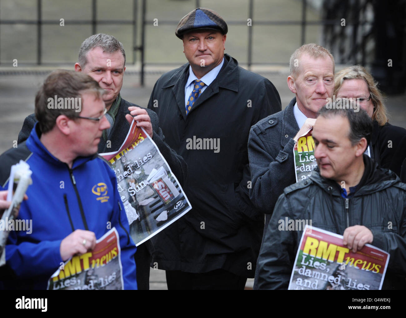 Il Segretario Generale dell'RMT Bob Crow lascia l'inchiesta Leveson a Londra, con i suoi sostenitori dopo aver dato prova. Foto Stock