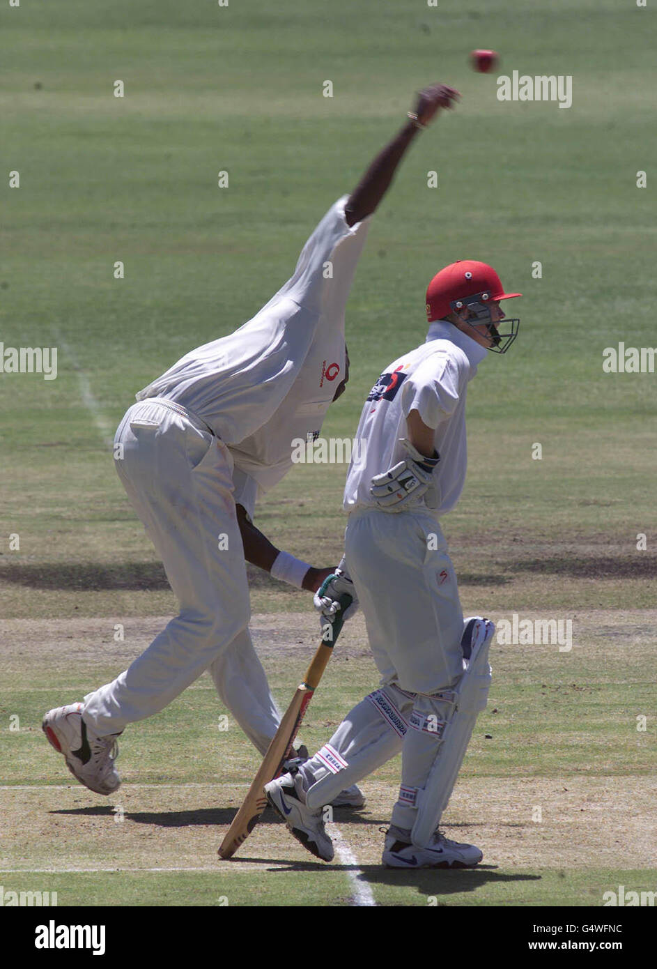 Il bowler inglese Alex Tudor rilascia la palla oltre James Bryant, durante il primo giorno di una partita di cricket di tre giorni contro un invito sudafricano XI al St. George's Park, Port Elizabeth. Foto Stock