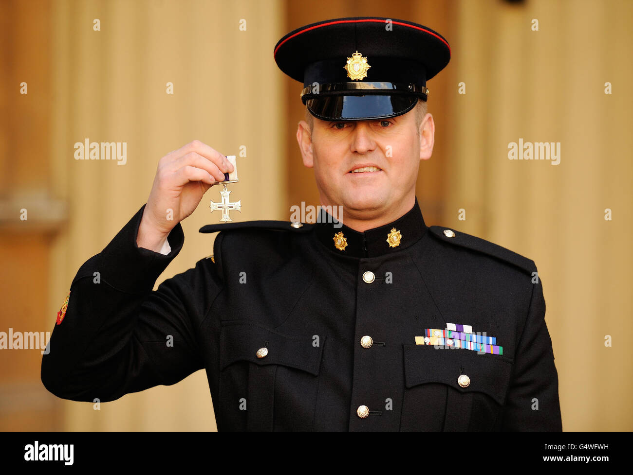 Warrant Officer Classe 2 James Palmer, il Royal Logistic Corps, dopo aver ricevuto la Croce militare dal Principe di Galles durante una cerimonia di investitura a Buckingham Palace, Londra. Foto Stock