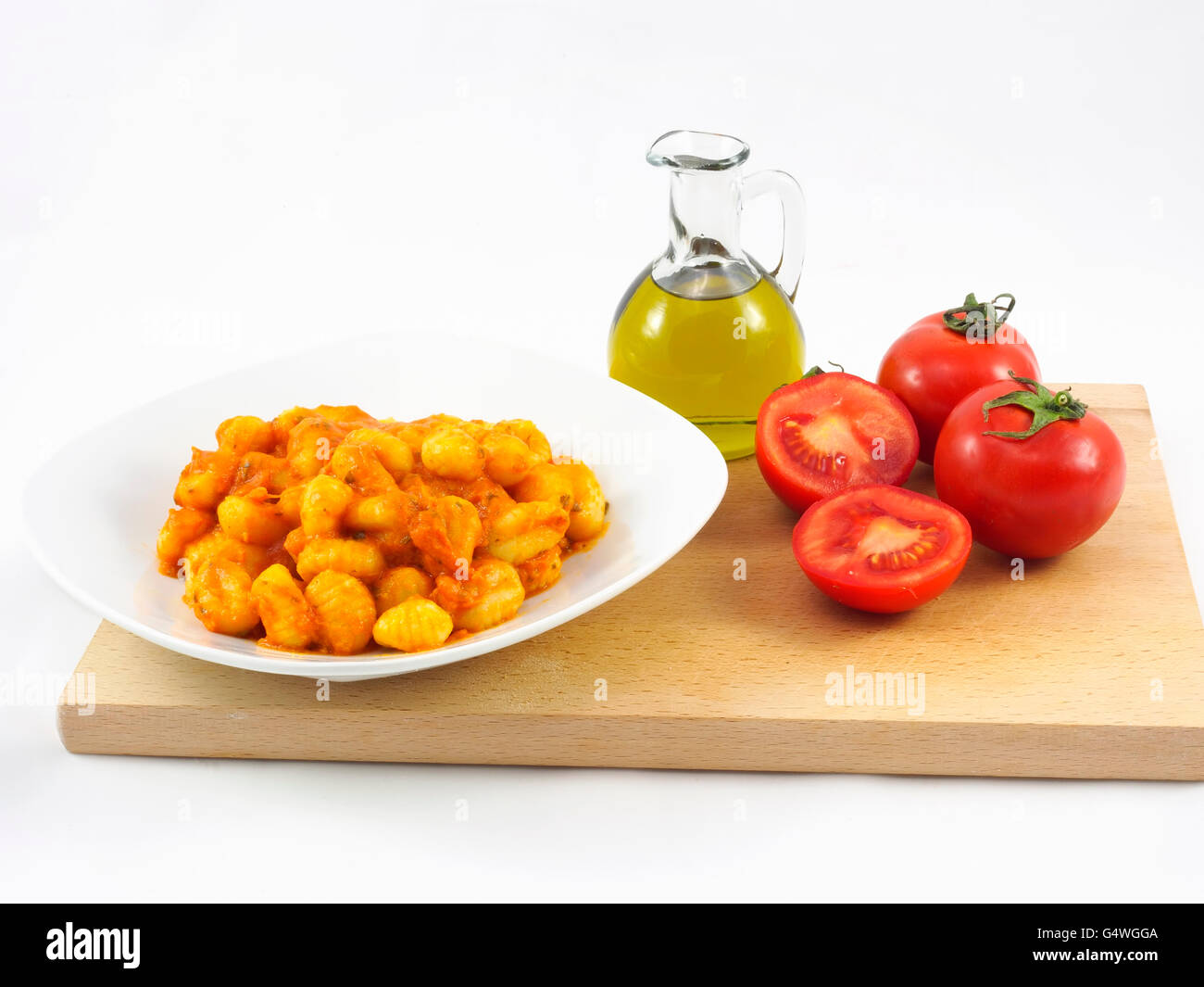 Gnocchi (gnocchetti di patate) ricetta tradizionale da Sorrento, Italia, con mozzarella di bufala, basilico e salsa di pomodoro Foto Stock