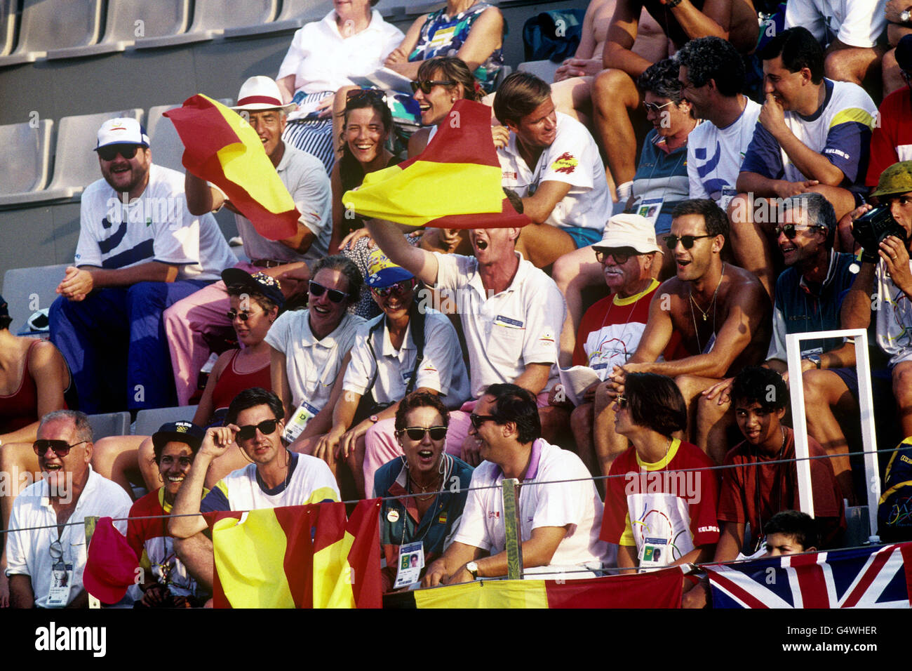 Tifosi spagnoli nella folla a Piscines Bernat Picornell. Costruito nel 1970 e intitolato al nuotatore catalano e fondatore della Federazione Spagnola di nuoto Bernat Picornell i Richier. Foto Stock
