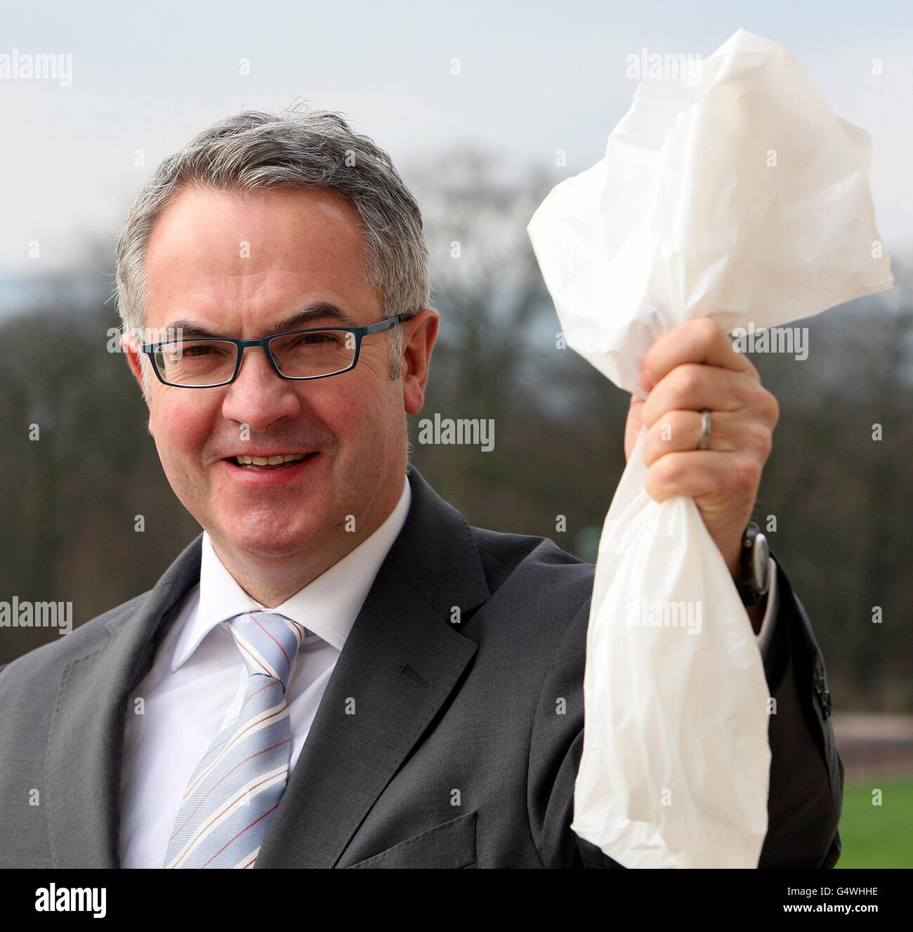 Il Ministro dell'ambiente, Alex Attwood, con una borsa portarivista a Stormont come tassa di 5 p sulle borse portarivelle monouso sarà introdotto in Irlanda del Nord il prossimo anno. Foto Stock