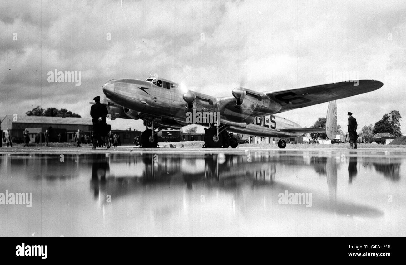 Un aereo di linea Lancastrian che si riscalda all'aeroporto di Heathrow. 25/01/00: Gli escursionisti che arrampicano attraverso le Ande hanno scoperto i resti di un aereo britannico che ha riferito di essere scomparso 53 anni fa. Parti dell'aereo sono state trovate in condizioni quasi perfette. * un Lancaster ha riferito di essere scomparso nell'agosto del 1947, si trovava in un'area frida, alta montagna in cima al monte Tupungato vicino al confine Argentina-Cile, ha riferito uno, un quotidiano. Foto Stock