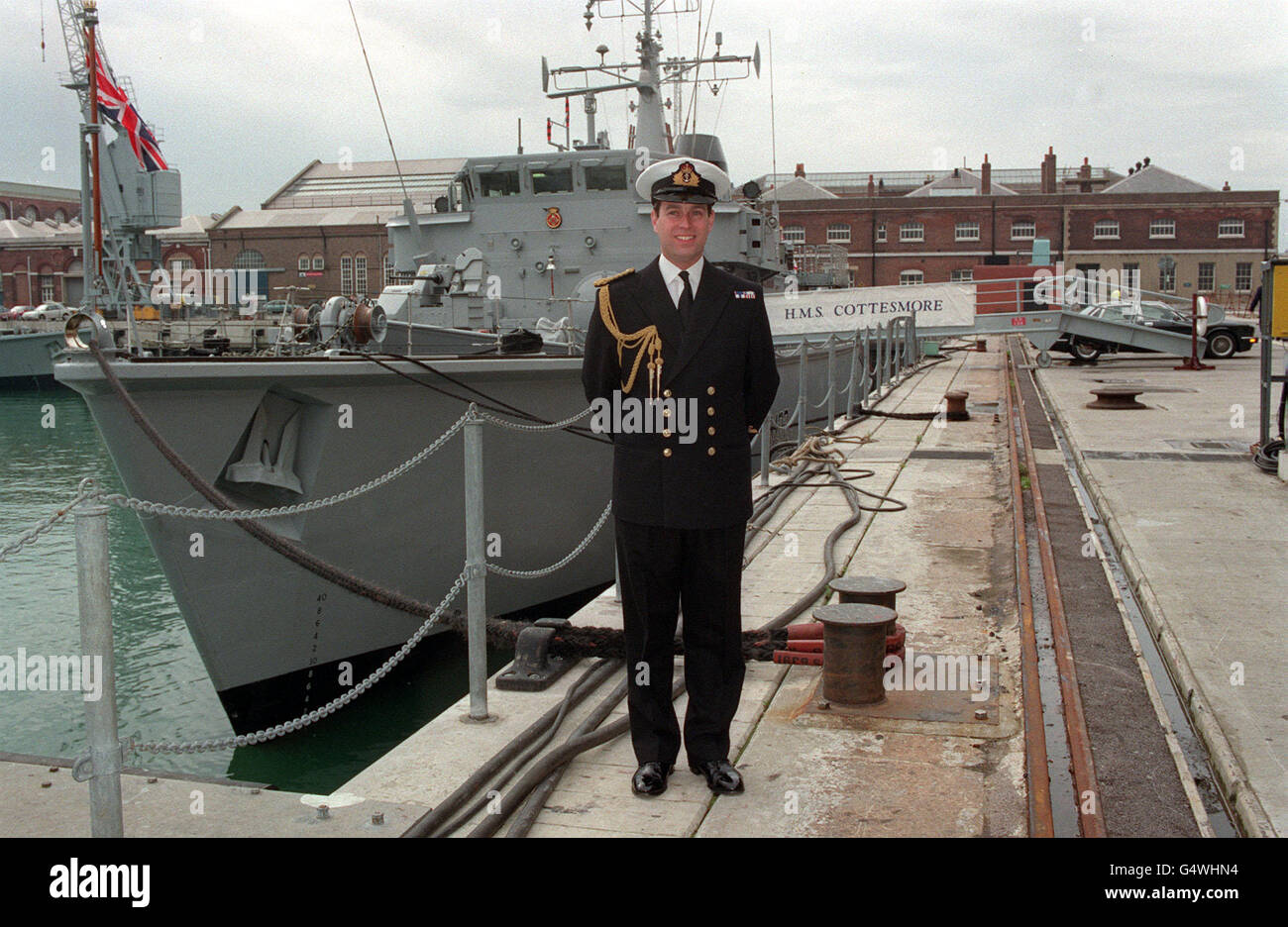 Il Duca di York sul lato di Quay della base navale di Portsmouth prende il comando di HMS Cottemore. *26/07/2001...il Duca lascia la Marina reale lunedì 30 2001 luglio, dopo 22 anni di servizio. Foto Stock