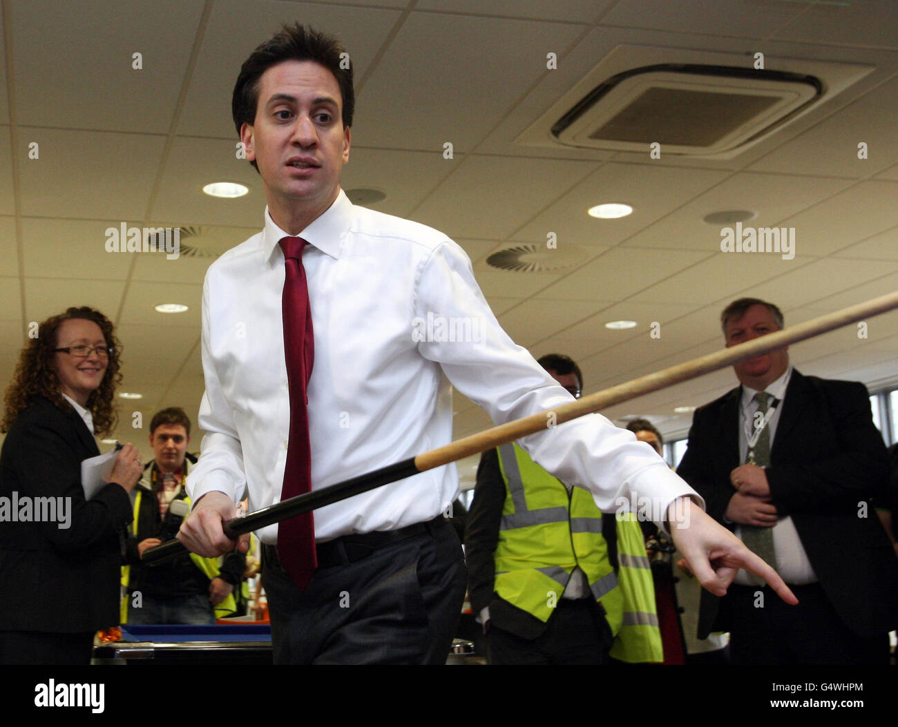 Il leader del lavoro ed Miliband gioca in piscina durante una visita in un centro di distribuzione Co-op nel Nord Lanarkshire, in quanto si è impegnato a combattere il suo partito 'tep to toe' con il primo ministro della Scozia prima del voto sull'indipendenza. Foto Stock