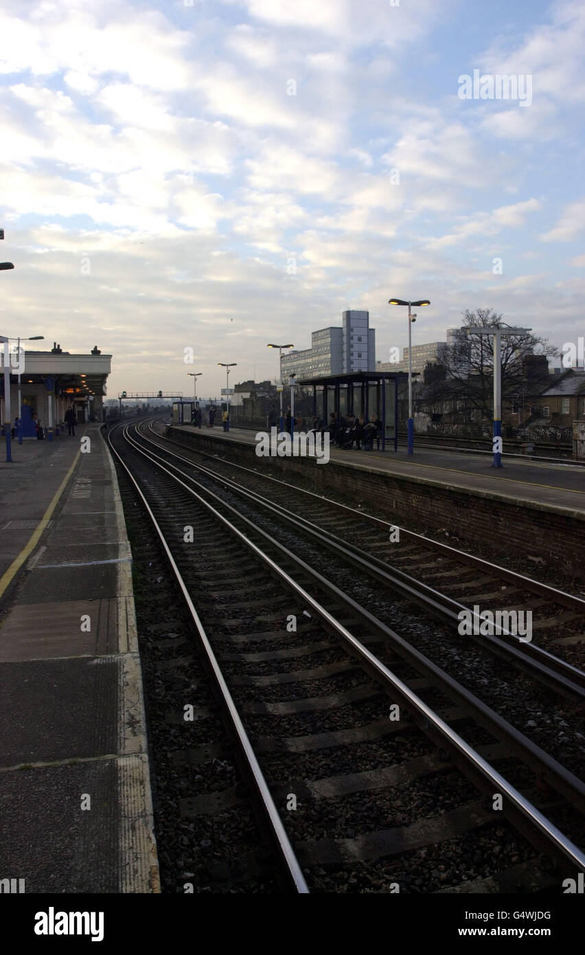 Battersea Station durante la prima di una serie di scioperi ferroviari di un giorno da parte di Connex. Solo un treno su 10 era gestito dal Connex a Londra e nel sud-est, costringendo molte persone a percorrere le strade. Foto Stock