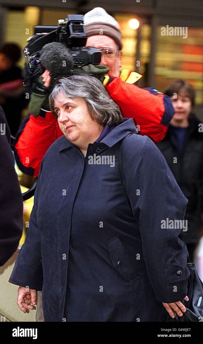 Primrose Shipman, moglie del dottor Harold Shipman arriva al Preston Crown Court dove la giuria è fuori per prendere in considerazione i loro verdetti. GP Harold Shipman è accusato di aver ucciso 15 delle sue donne con iniezioni di diamorfina tra marzo 1995 e luglio 1998. Foto Stock