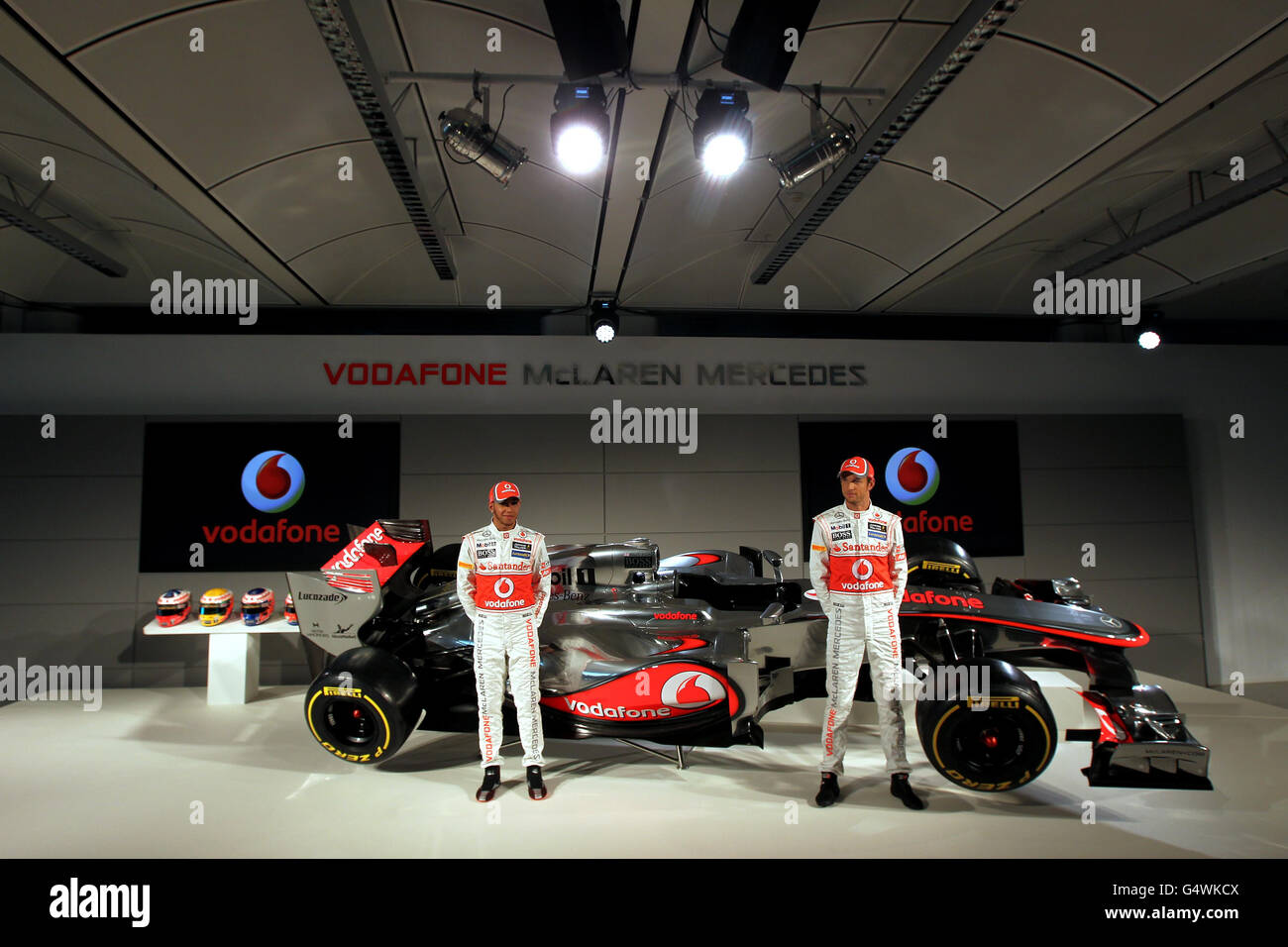 I piloti Lewis Hamilton e Jenson Button (a destra) posano per una foto con la Vodafone McLaren Mercedes MP4-27 al McLaren Technology Center di Woking. Foto Stock