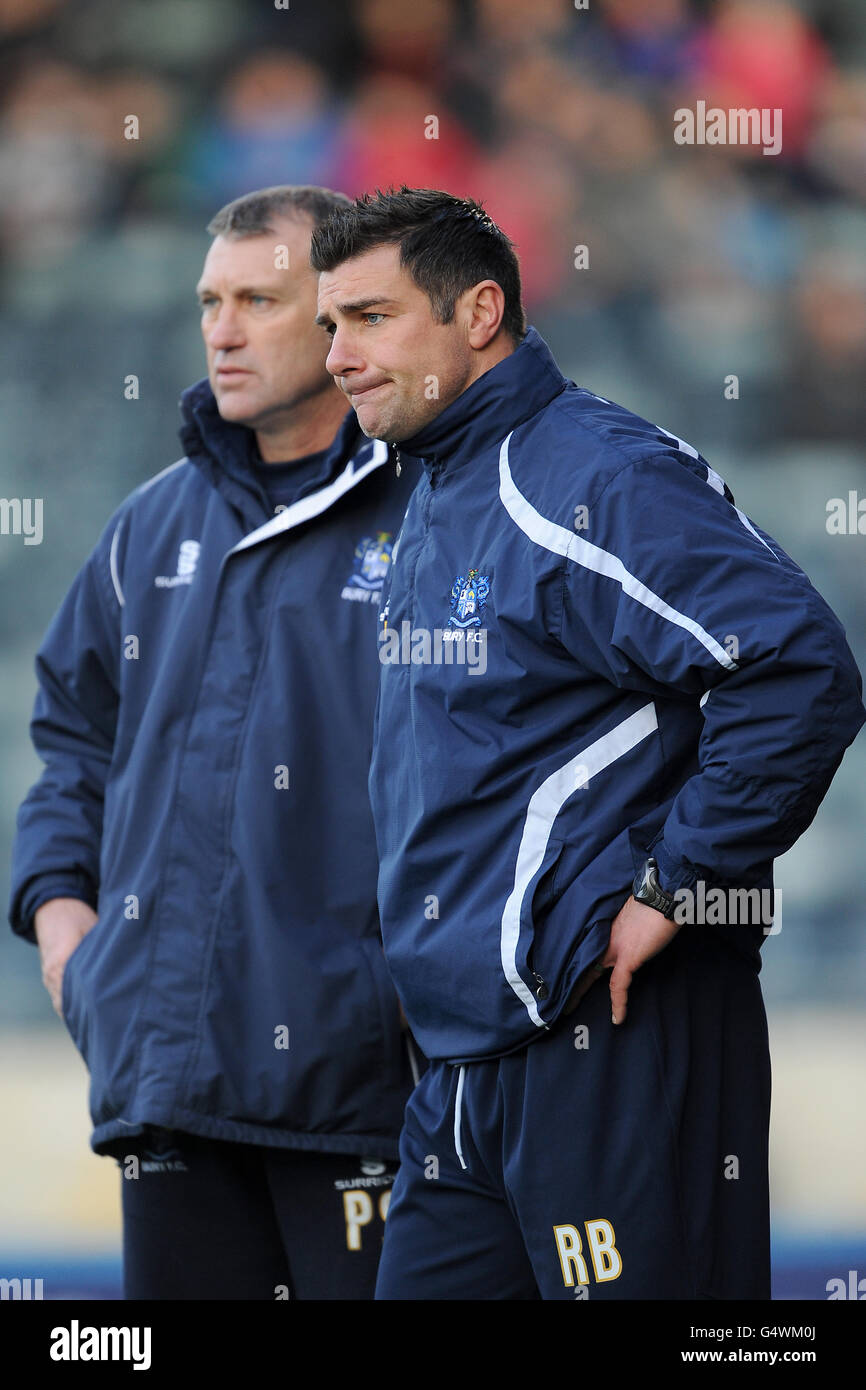 Calcio - npower Football League 1 - Rochdale / Bury - Spotland. Bury Assistant manager Peter Shirtliff (a sinistra) e il manager Richie Barker (a destra) sulla linea di contatto Foto Stock