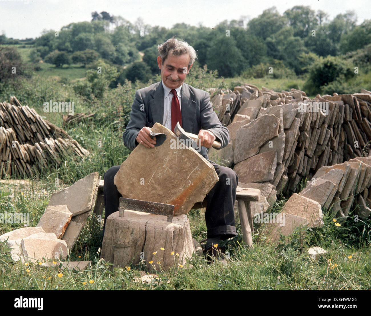 IL COTSWOLDS: Il sig. Bandeira, l'unico uomo che ancora fa le ardesie del tetto di Cotswold alla cava di Naunton nel Cotswolds, Gloucestershire. Alla fine del secolo i quarriani di Naunton potevano essere numerati nelle loro centinaia. Foto Stock