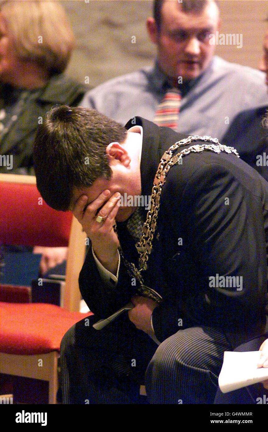 Il Sindaco di Tameside Frank Robinson, si unisce ad amici e parenti delle vittime dell'assassino seriale Harold Shipman in un servizio speciale di preghiera. Centinaia arrivarono alla chiesa di St George ad Hyde, Greater Manchester per il servizio ecumenico. Foto Stock