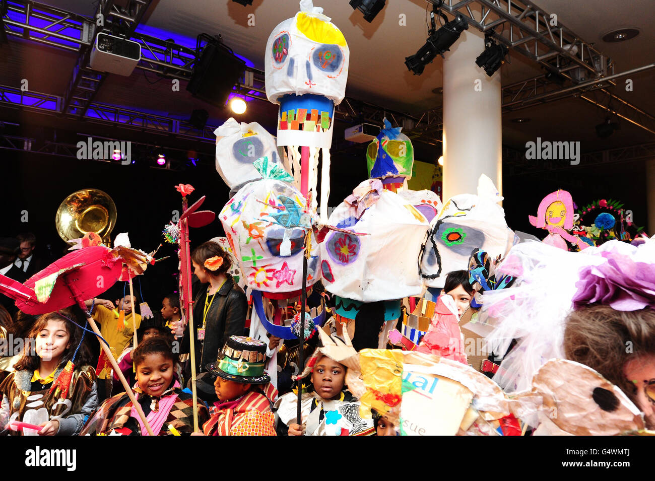 Kids Co partecipa a una parata funeraria intorno al Royal Festival Hall di Londra, per il lancio del Death Festival. Foto Stock