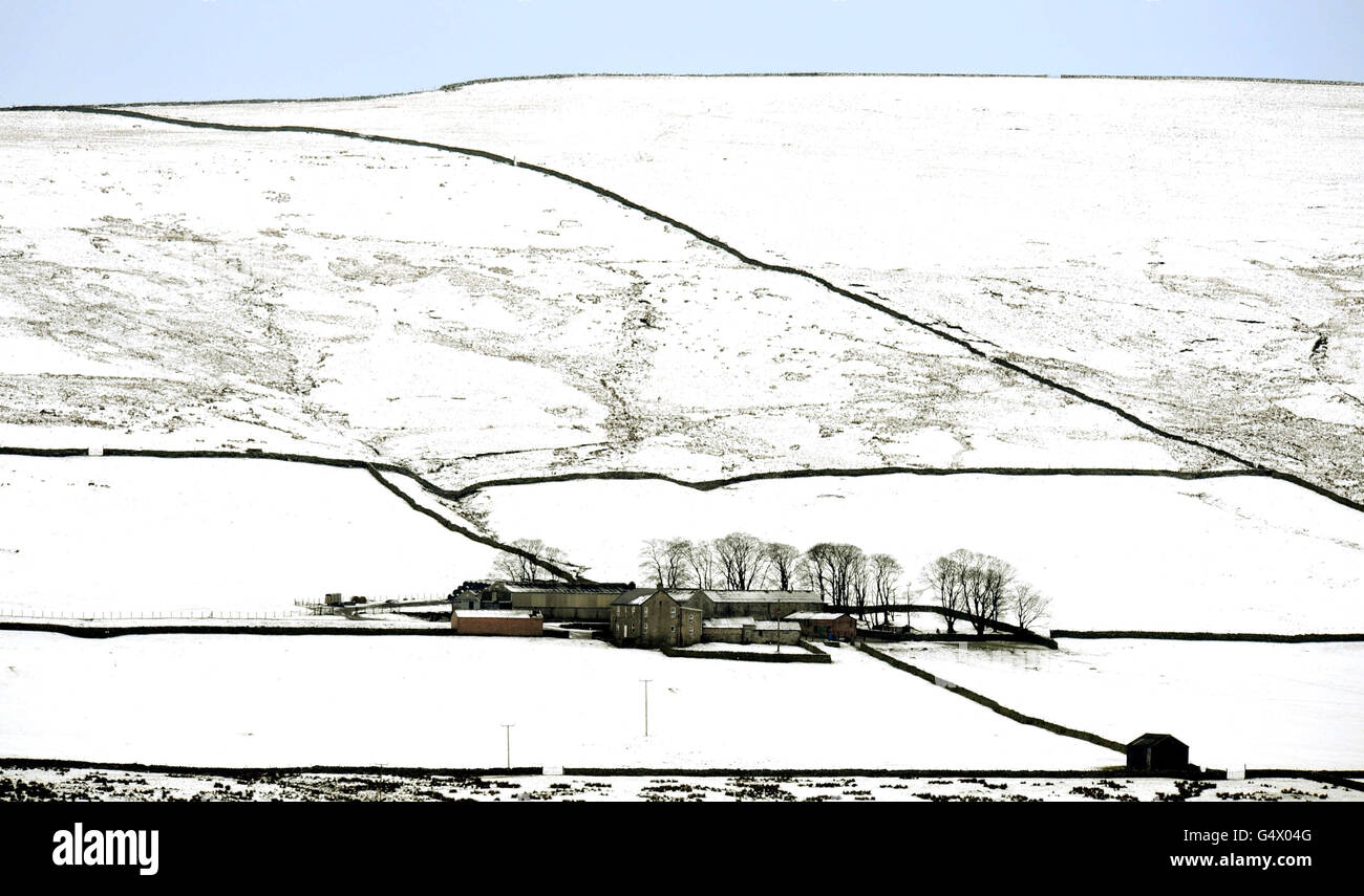 Una fattoria coperta di neve fresca durante la notte nel Northumberland. Foto Stock