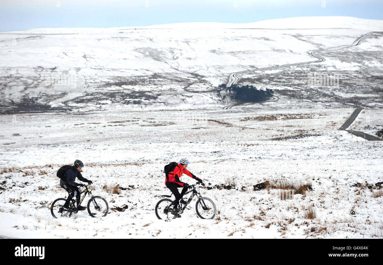 I ciclisti apprezzeranno la neve sulle Pennine nella regione di confine del Northumberland e Durham. Foto Stock