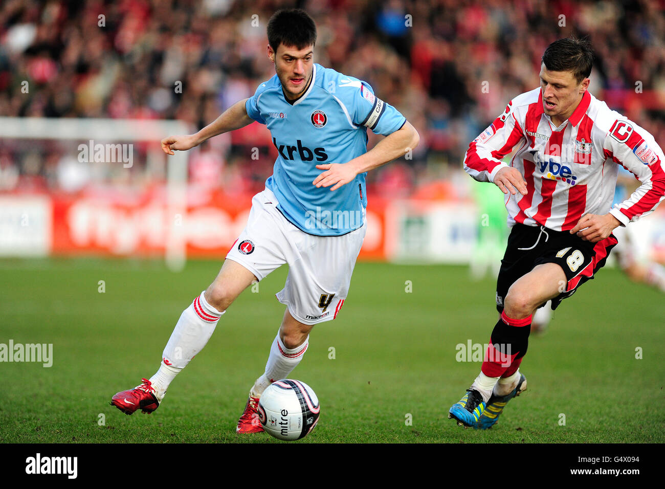 Danny Coles di Exeter City (a destra) e Johnnie Jackson di Charlton Athletic Foto Stock