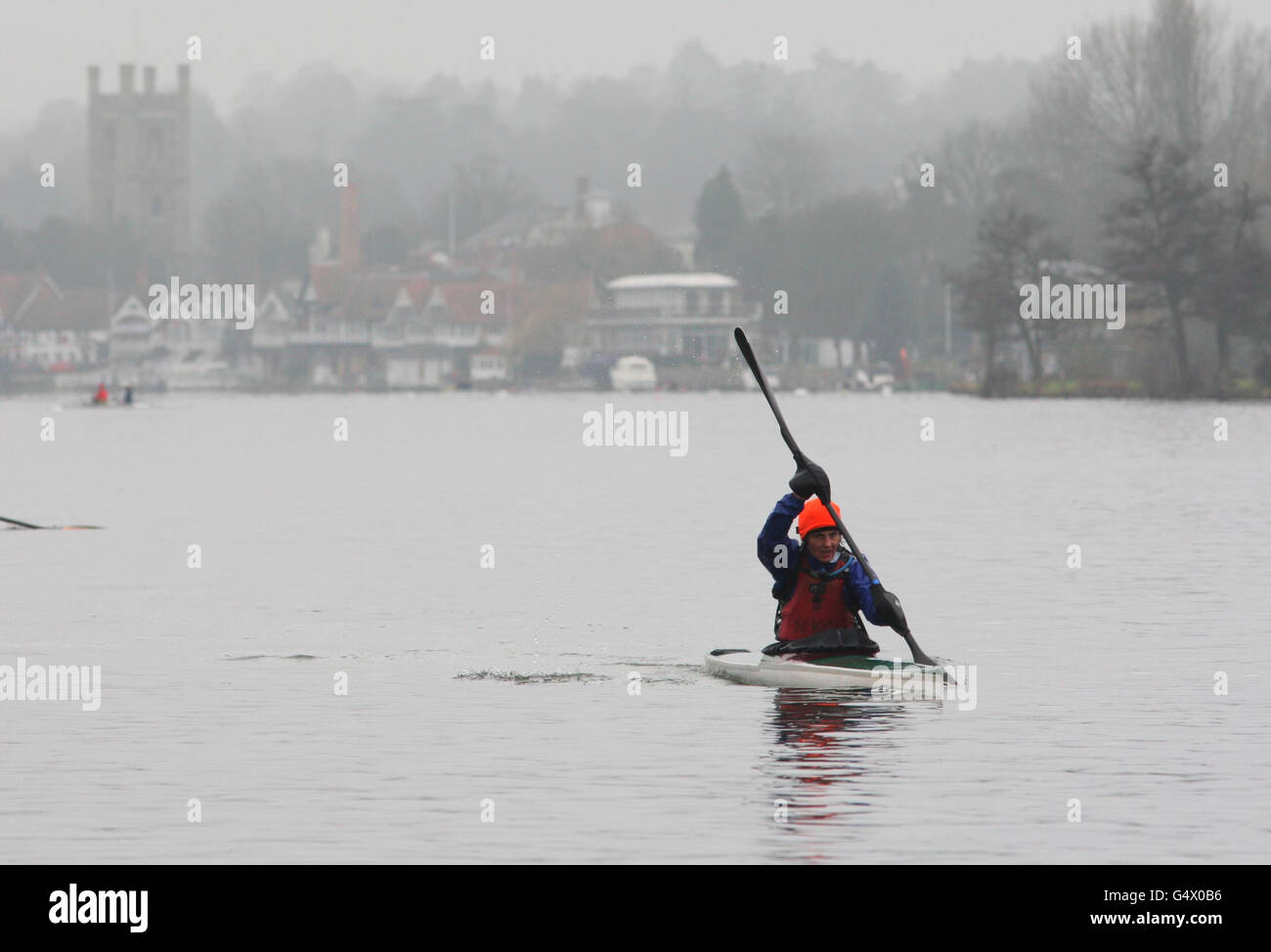 Meteo invernale 29 gennaio. Un canoista su un mistico Henley-on-Thames, Oxfordshire. Foto Stock