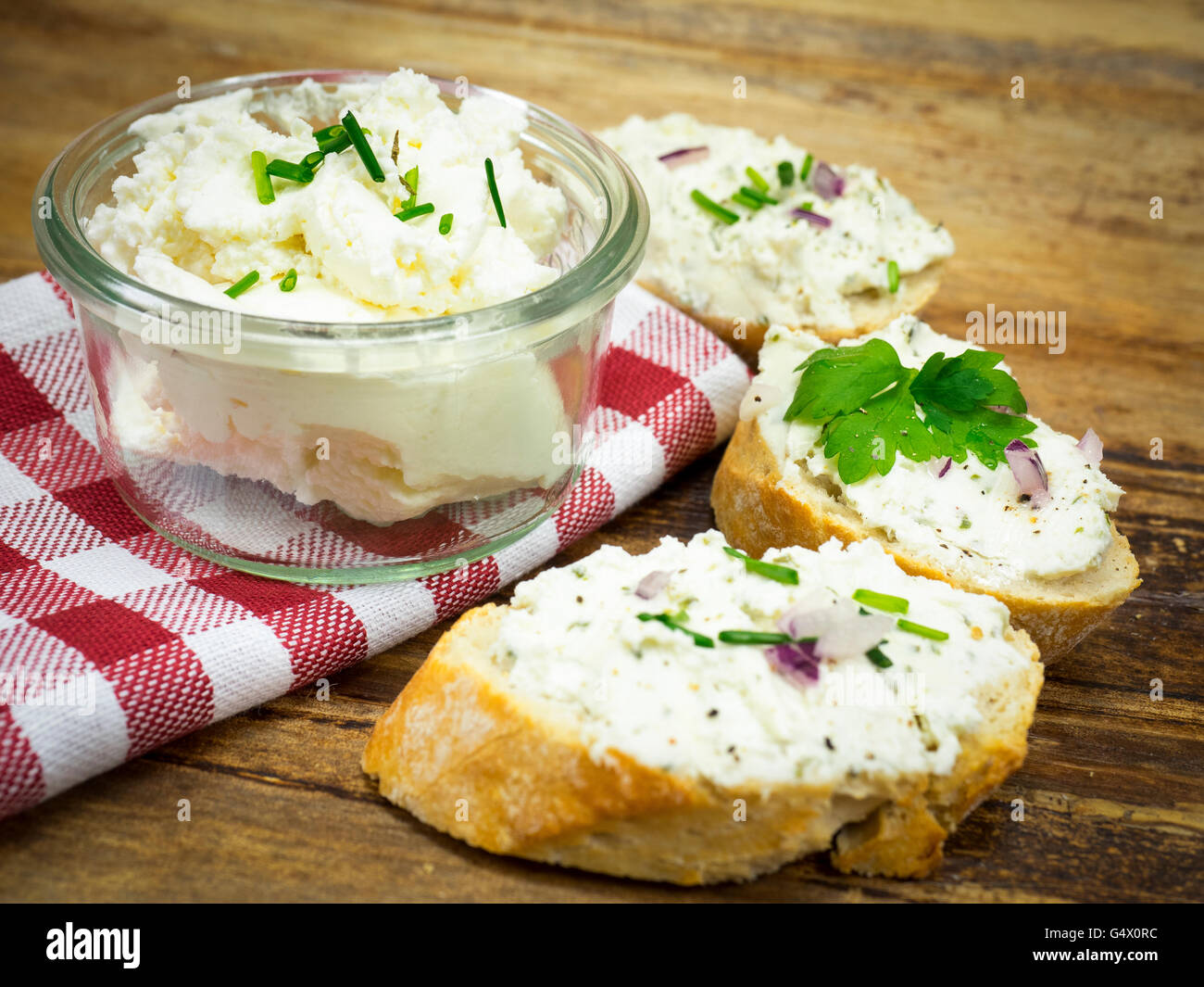 Formaggio caprino fresco con erbe e cipolle Foto Stock