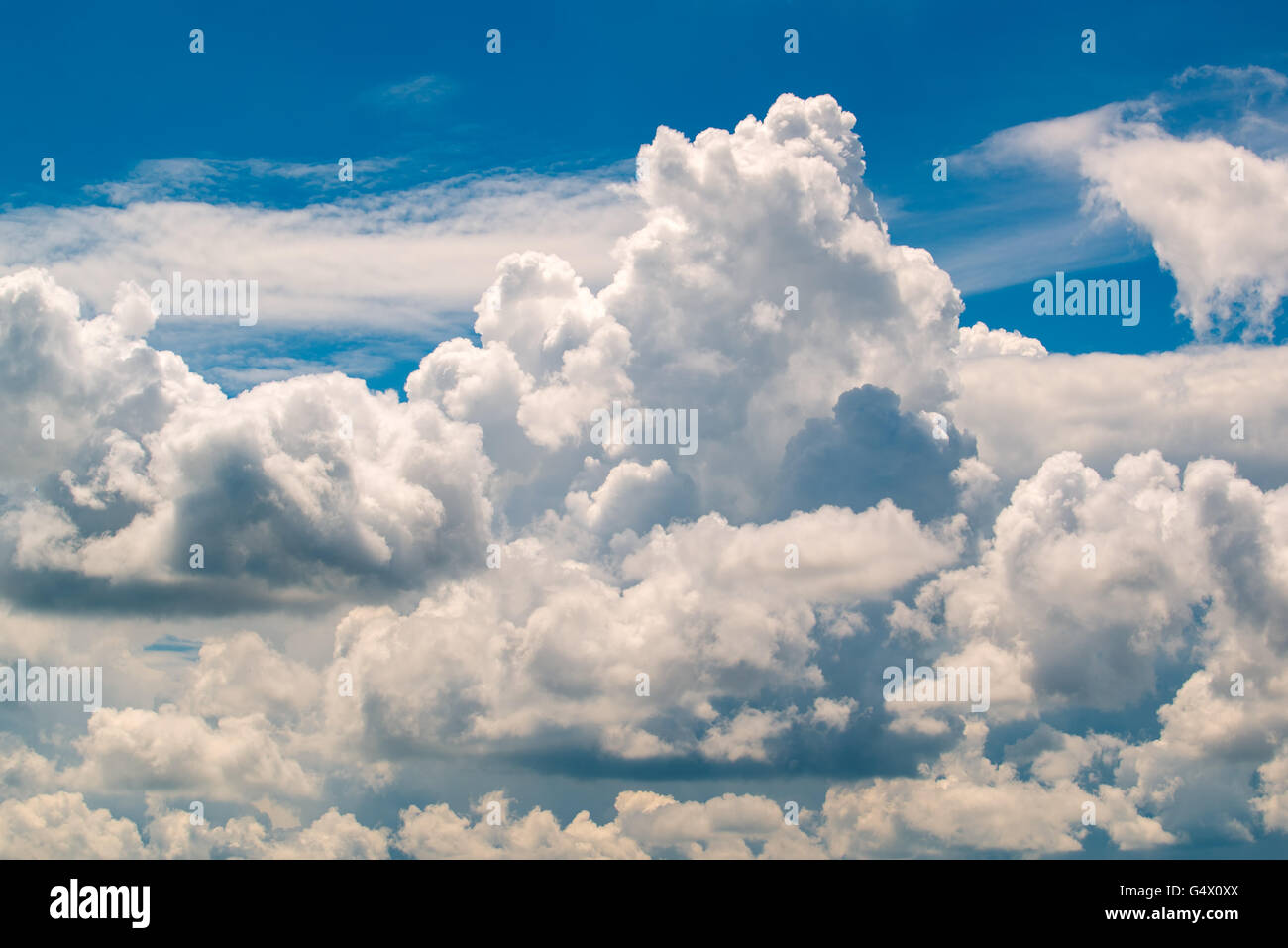 Nuvole bianche e blu cielo estate, la bellezza della natura Foto Stock