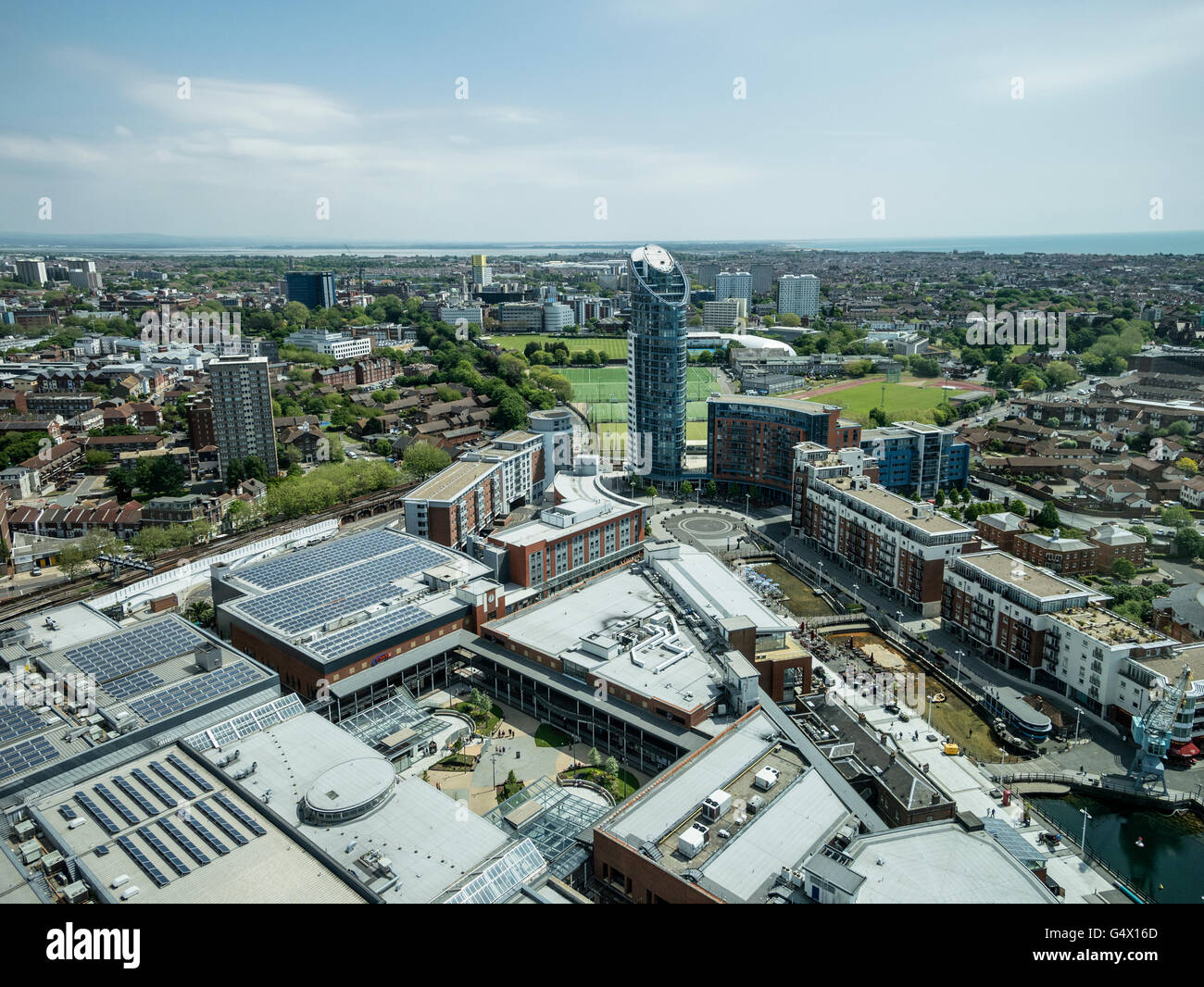 Vista di Portsmouth Regno Unito guardando ad est da Spinnaker Tower oltre al Gunwharf Quays Foto Stock