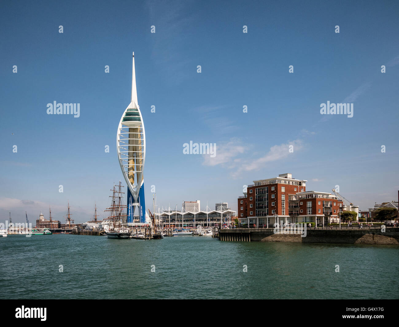 Il porto di Portsmouth, traghetto per l'Isola di Wight, Spinnaker Tower e Gunwharf Quays da Spice Island Foto Stock