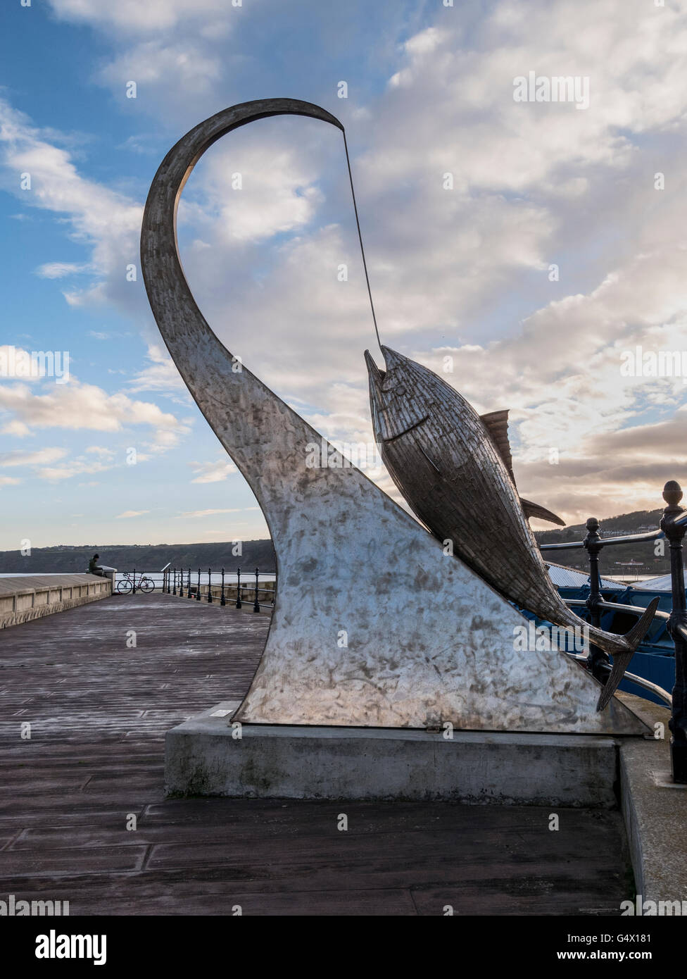 Tonni di scultura di Ray Lonsdale sul porto esterno muro Scarborough Yorkshire Regno Unito. Donato da Maureen e Michael Robinson Foto Stock