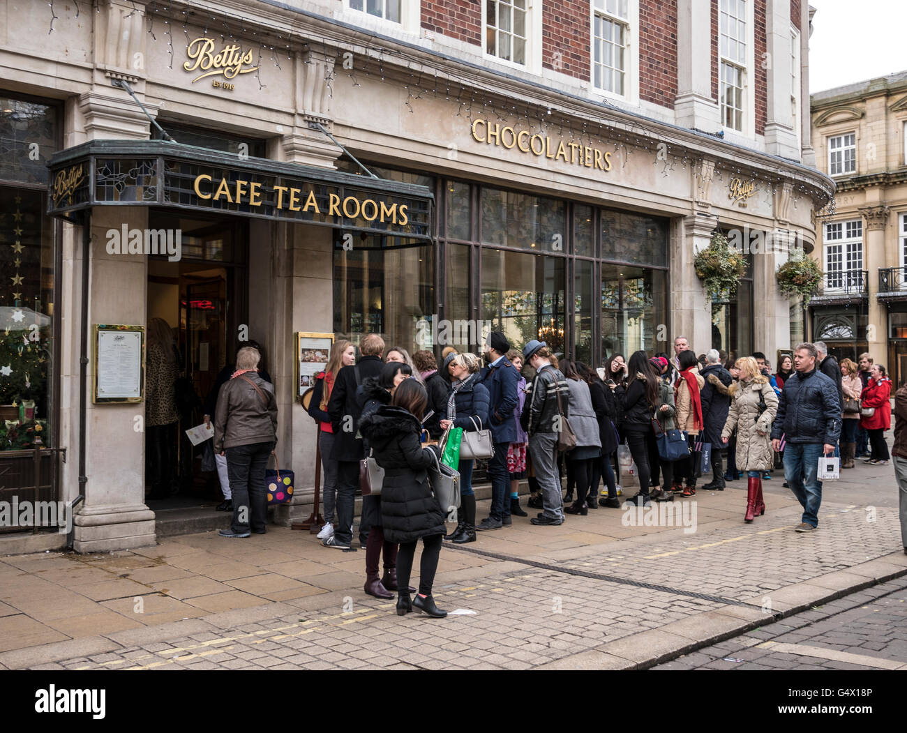 Coda presso Bettys Cafe sala da tè York Regno Unito Foto Stock