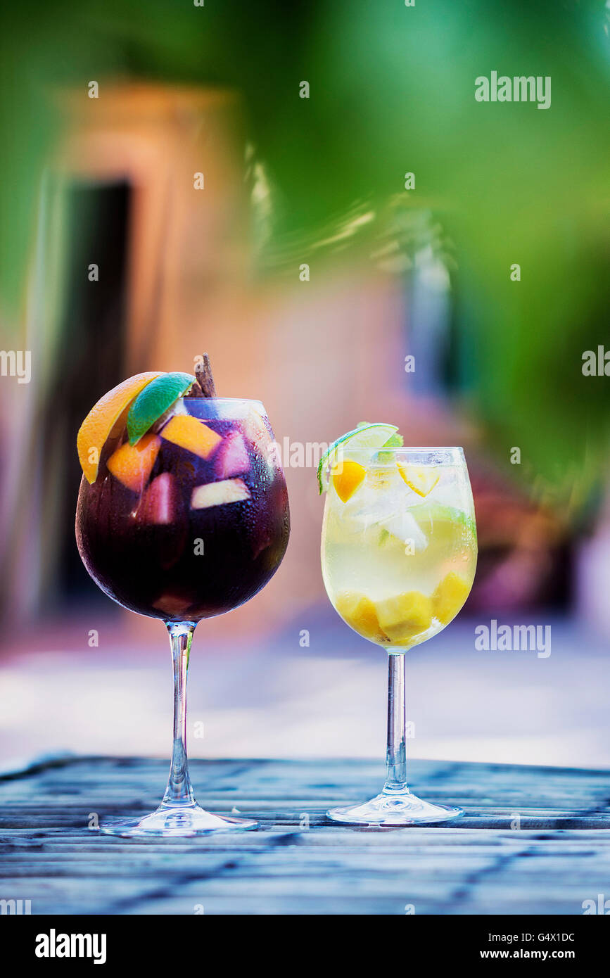 Vino rosso e bianco sangria cocktail bevande sul tavolo esterno Foto Stock