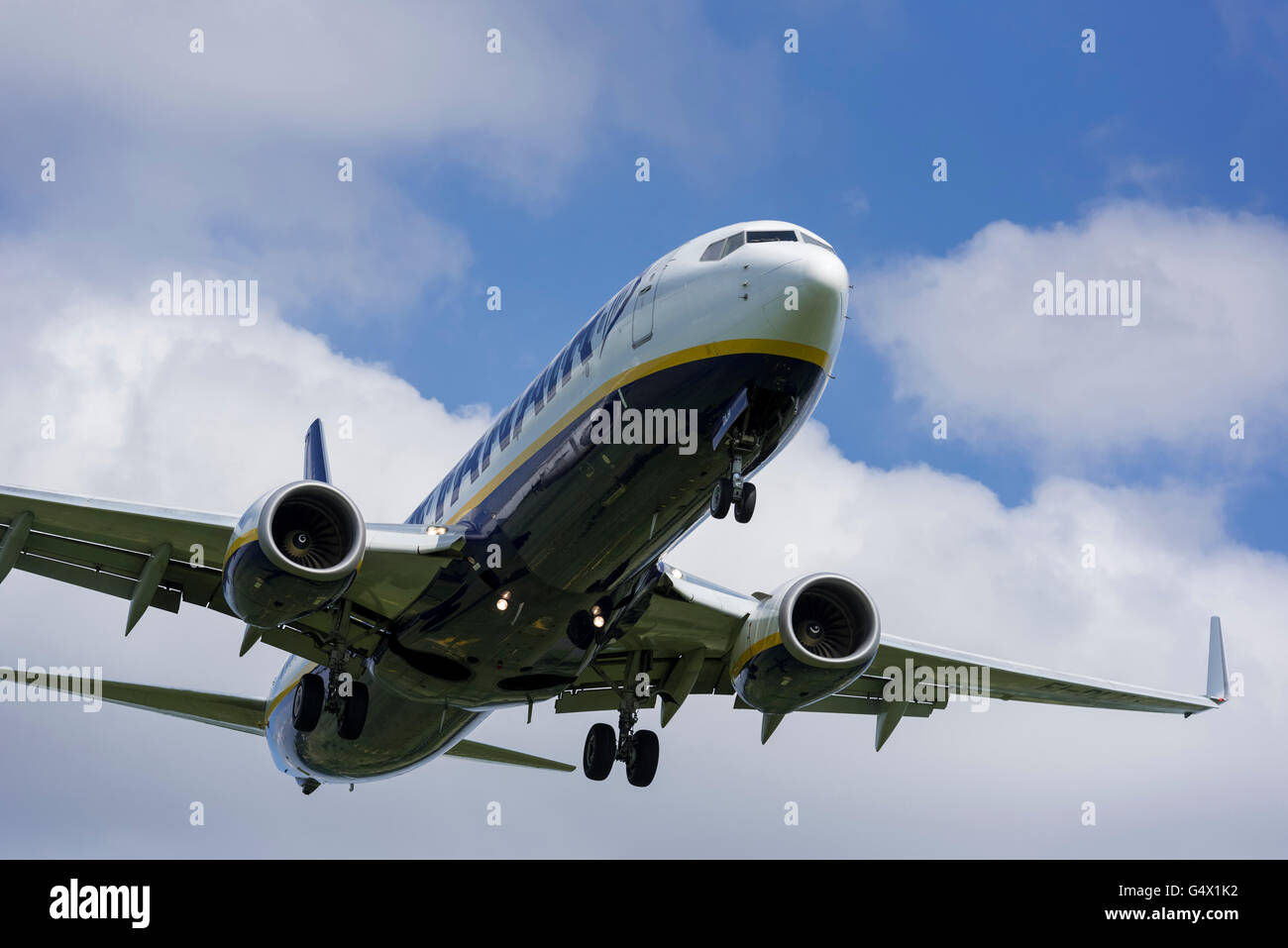 Ryanair aeromobili Boeing 737-800 (BBJ2/C-40/P-8) in volo. Foto Stock