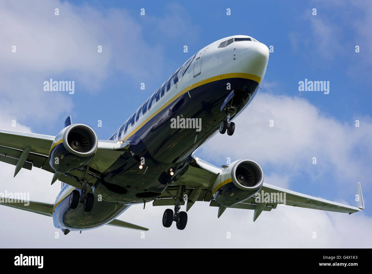 Ryanair aeromobili Boeing 737-800 (BBJ2/C-40/P-8) in volo. Foto Stock