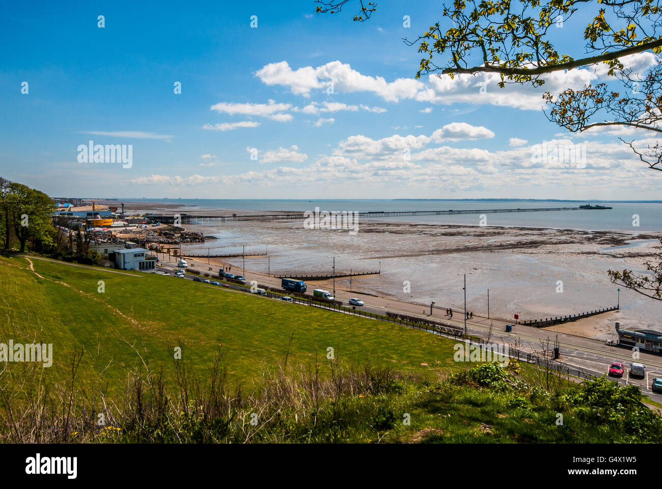 Southend Pier è un importante punto di riferimento in Southend. Estendentesi 1.34 miglia nell'estuario del Tamigi, è la più lunga del mondo di piacere pier Foto Stock