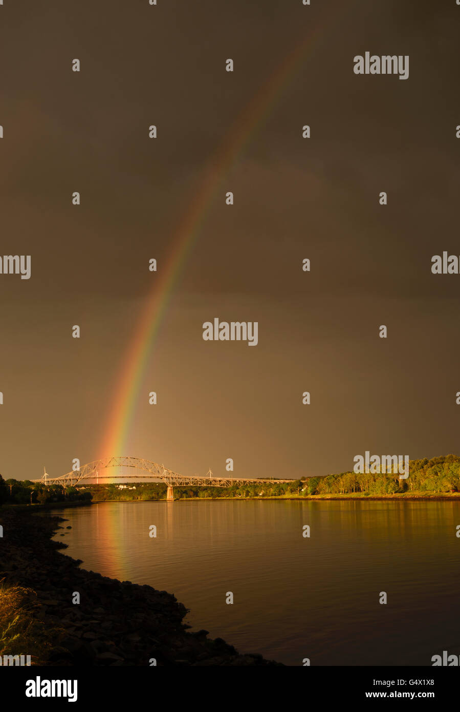 Rainbow e riflessione al Sagamore bridge, Cape Cod Massachusetts Foto Stock