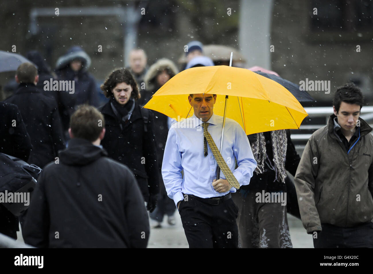 I pendolari fanno la loro strada per lavorare nel centro di Bristol mentre la neve comincia a cadere nel sud-ovest del Regno Unito. Foto Stock
