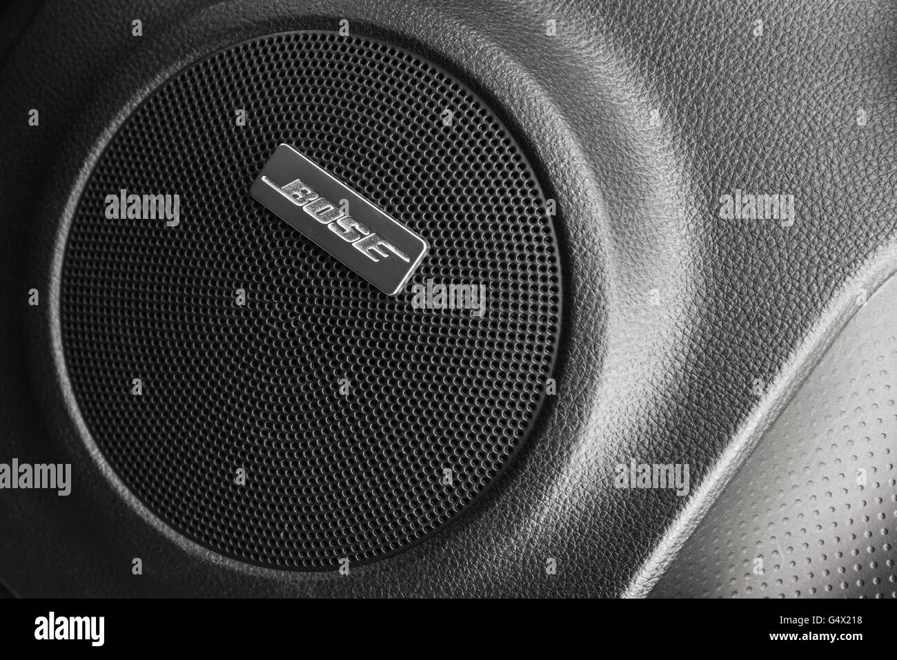 A San Pietroburgo, Russia - 15 Maggio 2016: Bose car audio component, il lato rotondo speaker built-in una porta di Nissan X-Trail SUV Foto Stock