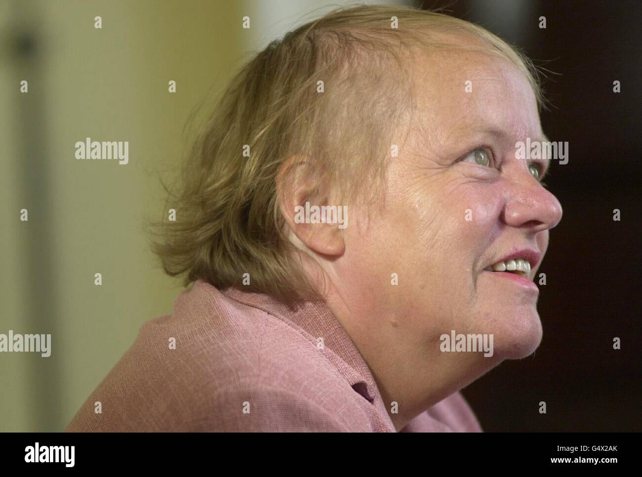 MO Mowlam presso il Gabinetto Office, nel centro di Londra, dopo il suo annuncio, si sarebbe dimessa come deputato alle prossime elezioni. Foto Stock