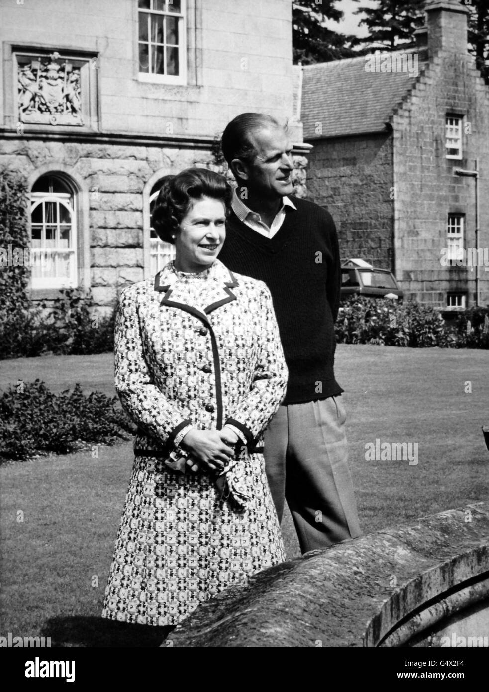 La regina Elisabetta II e il duca di Edimburgo a Balmoral per celebrare il loro anniversario di matrimonio d'argento. Foto Stock