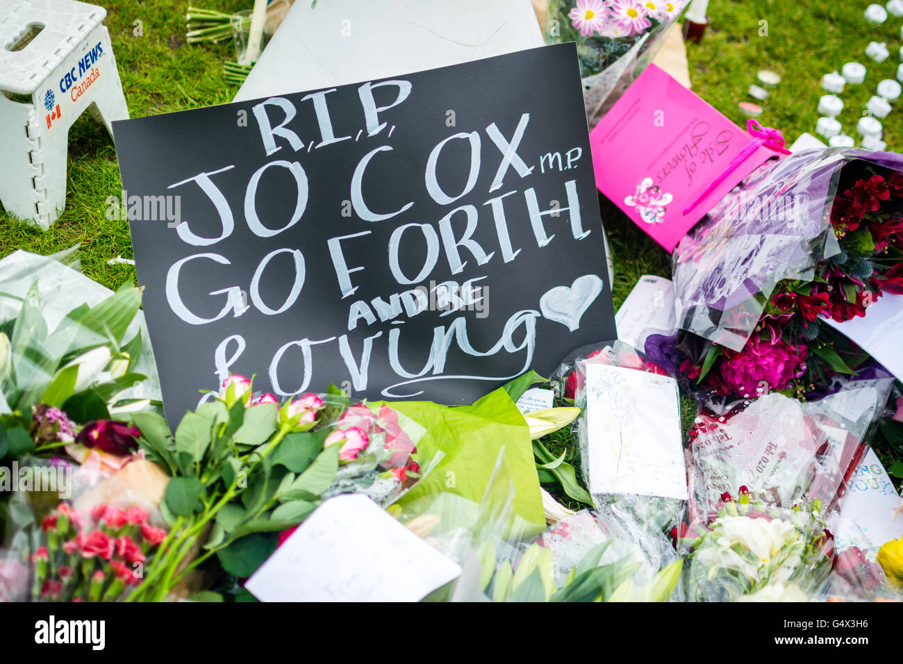 La piazza del Parlamento, Londra. Il 18 giugno 2016. Un messaggio di amore in omaggio a MP Jo Cox. Foto Stock