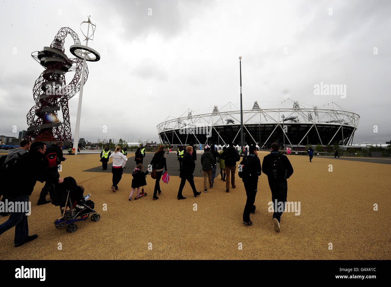 I tifosi si dirigono verso lo Stadio Olimpico davanti ai Campionati sportivi delle Università e dei Collegi allo Stadio Olimpico di Londra. Foto Stock