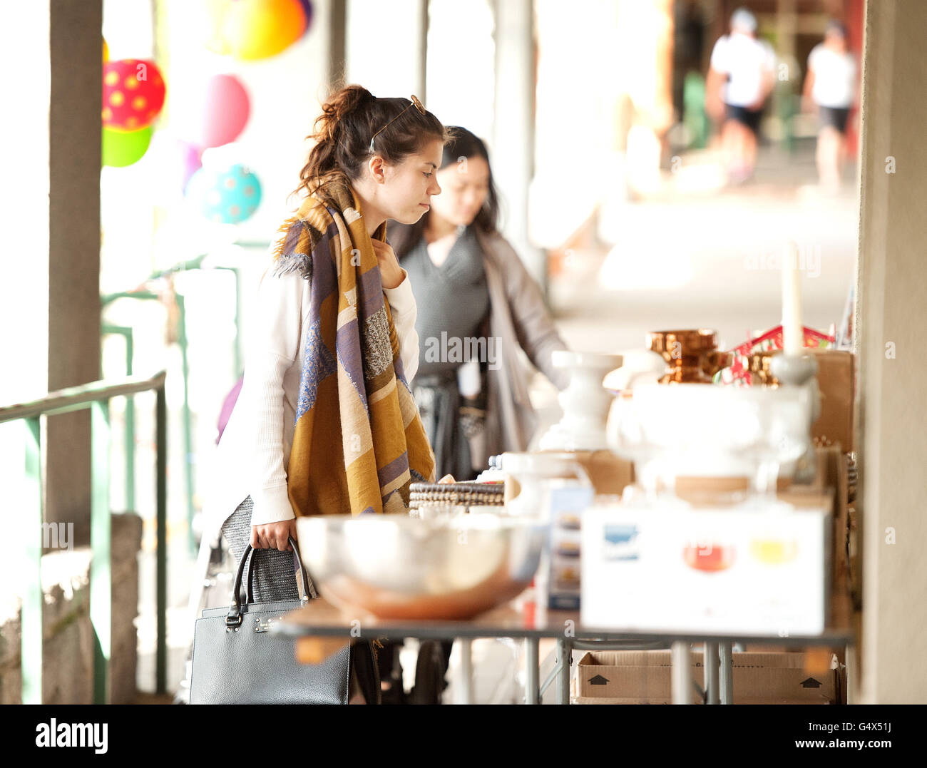 Gli amanti dello shopping check out il marciapiede vendite a Whistler Market Place. Whistler BC, Canada. Foto Stock