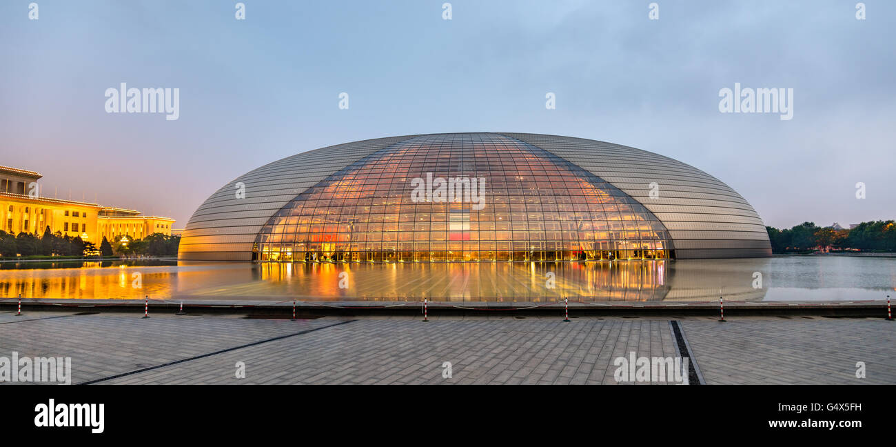 Pechino, Cina - 14 Maggio 2016: Centro Nazionale per le Arti dello Spettacolo in serata. Il complesso è stato inaugurato nel mese di dicembre 2 Foto Stock