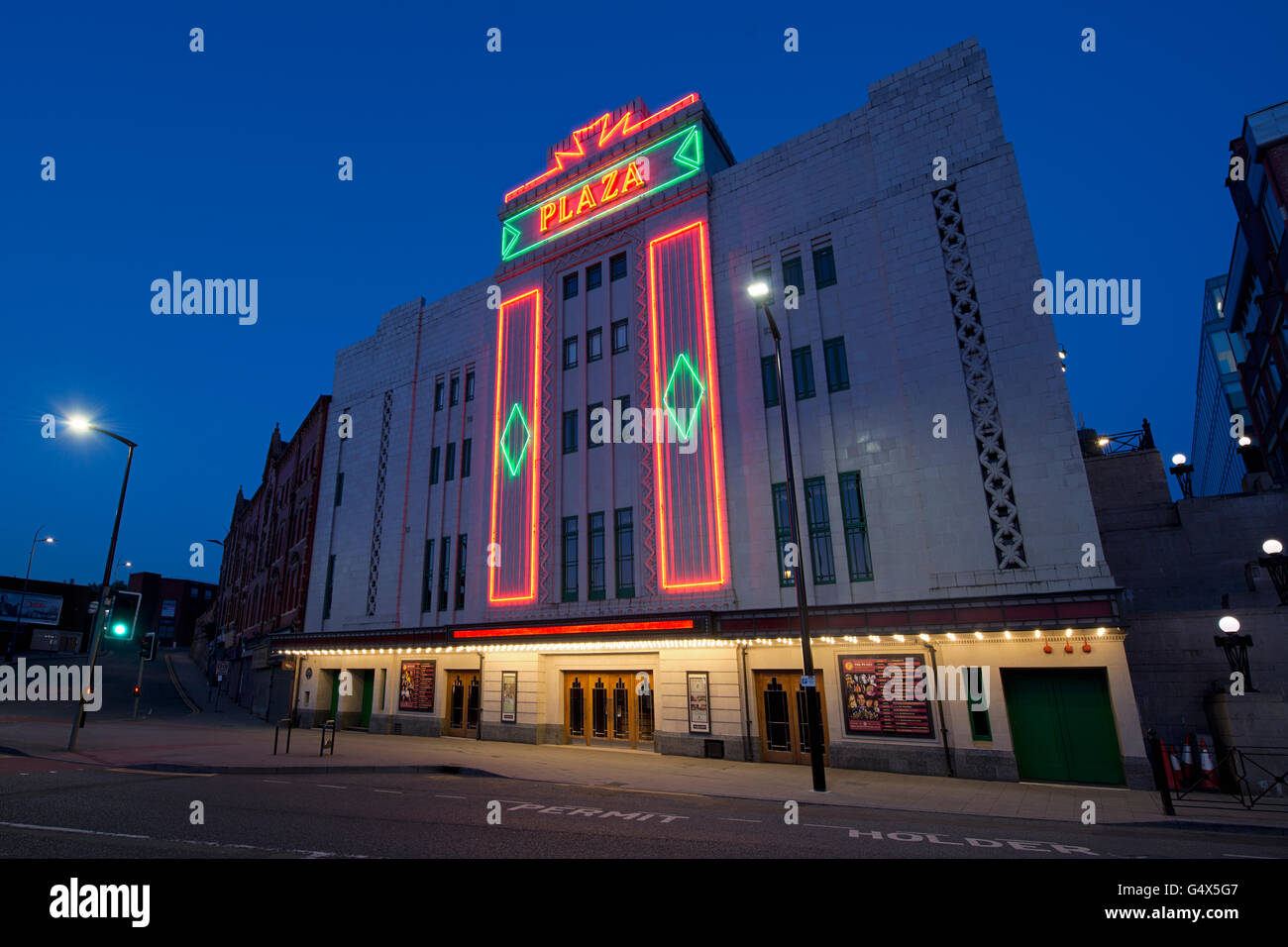 L'Art Deco Plaza Cinema Teatro si trova a Stockport, Cheshire, preso in una notte buia. Foto Stock