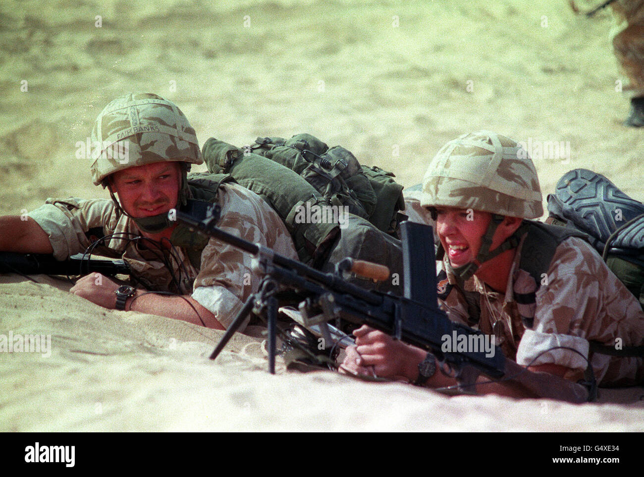 PA News Gennaio 1991 LA GUERRA DEL GOLFO: Due soldati degli ingegneri reali appaiono rilassati durante un esercizio nel Golfo. Foto Stock