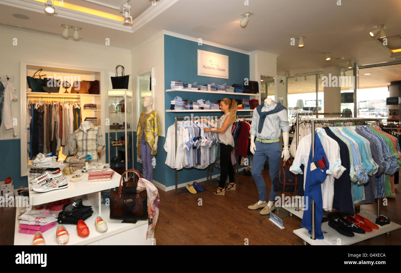 Shopping - boutique di moda - meglio di Yachting - Port Adriano - 10th, 11th, 12 Giugno 2016 - Philippe Starck progettato marina Foto Stock