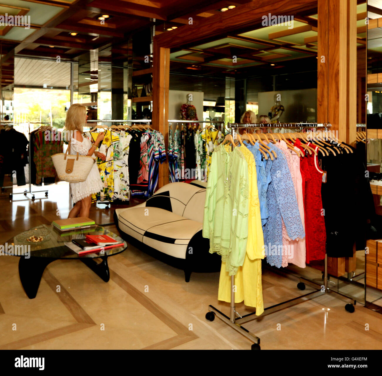 Shopping - boutique di moda - meglio di Yachting - Port Adriano - 10th, 11th, 12 Giugno 2016 - Philippe Starck progettato marina Foto Stock