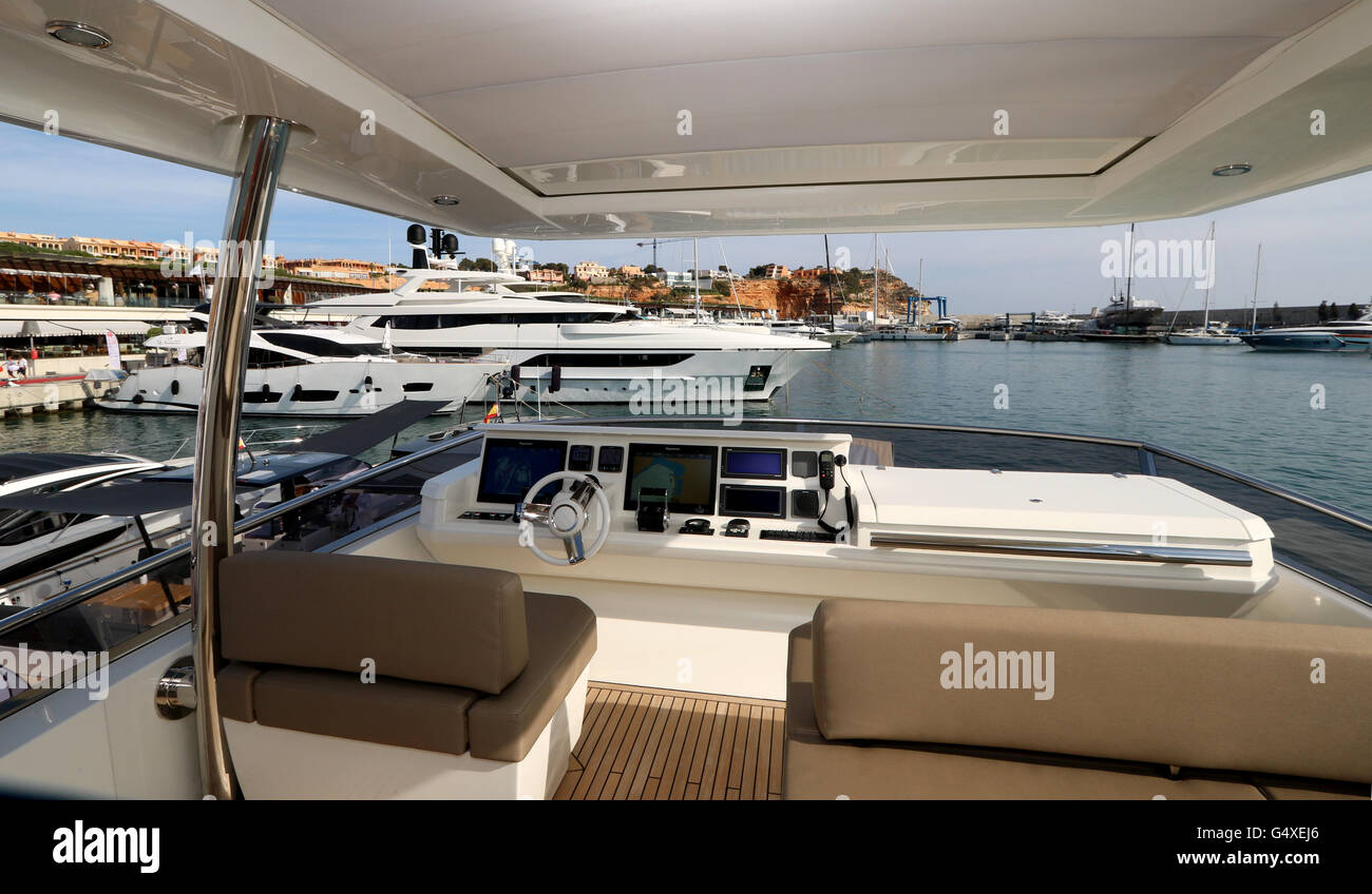 Prestige 750 luxury motor yacht - flybridge + vista di marina - meglio di Yachting - Port Adriano - Giugno 2016 Foto Stock